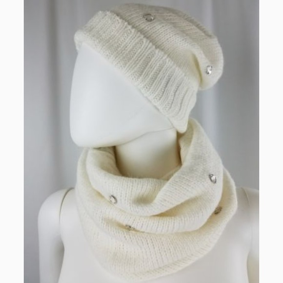 Victoria's Secret Accessories - 🆕 Victoria’s Secret infinity scarf and hat set.